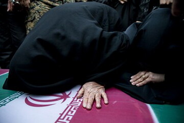 پیکرهای  مطهر ۹ شهید دفاع مقدس با استقبال مردم وارد شیراز شد