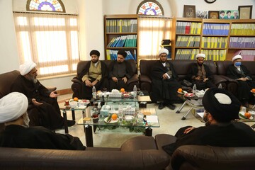 تصاویر/ بازدید جمعی از اساتید حوزه علمیه نجف اشرف از مرکز فقهی ائمه اطهار(ع)