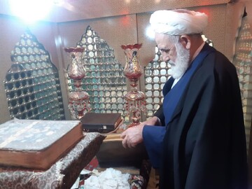 غبارروبی ضریح امامزاده سلطان امیراحمد(ع) کاشان
