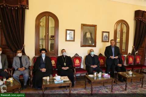 بالصور/ مسؤول مركز المواصلات والشؤون الدولية للحوزات العلمية في إيران يلتقي برئيس الأساقفة الأرمن في أذربيجان