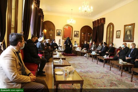 بالصور/ مسؤول مركز المواصلات والشؤون الدولية للحوزات العلمية في إيران يلتقي برئيس الأساقفة الأرمن في أذربيجان
