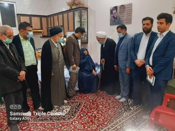 امام جمعه آران و بیدگل به دیدار خانواده شهدا رفت