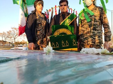 گلباران شهدای گمنام با ۶۳۰ شاخه گل خادمیاران آران و بیدگلی