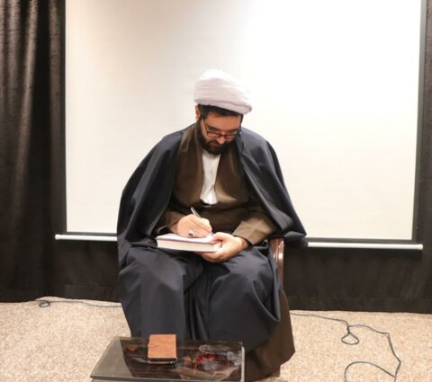 تصاویر/ برگزاری کرسی آزاد اندیشی در مدرسه علمیه قروه