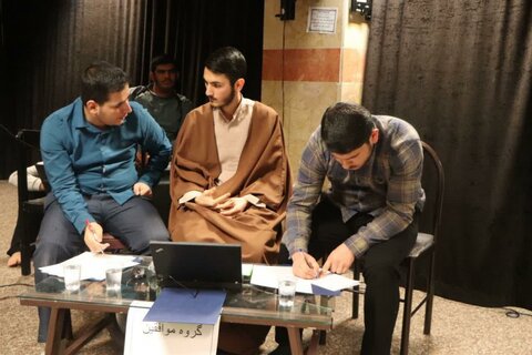 تصاویر/ برگزاری کرسی آزاد اندیشی در مدرسه علمیه قروه
