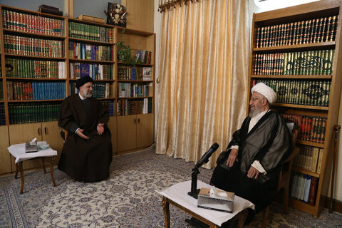 بالصور/ الرئيس الإيراني يلتقي بمراجع الدين والعلماء بمدينة قم المقدسة