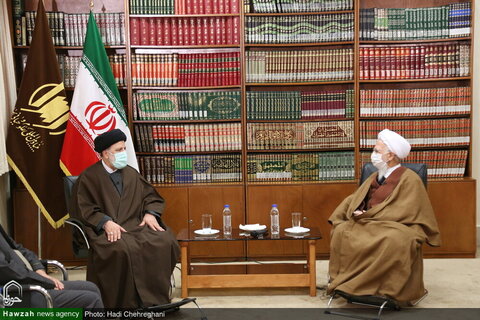 بالصور/ الرئيس الإيراني يلتقي بمراجع الدين والعلماء بمدينة قم المقدسة