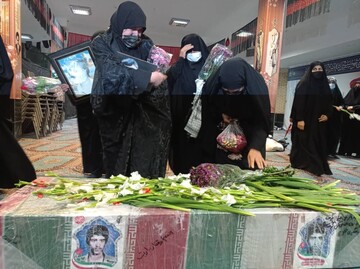 تصاویر/ لحظه وصال خواهر با برادر شهیدش