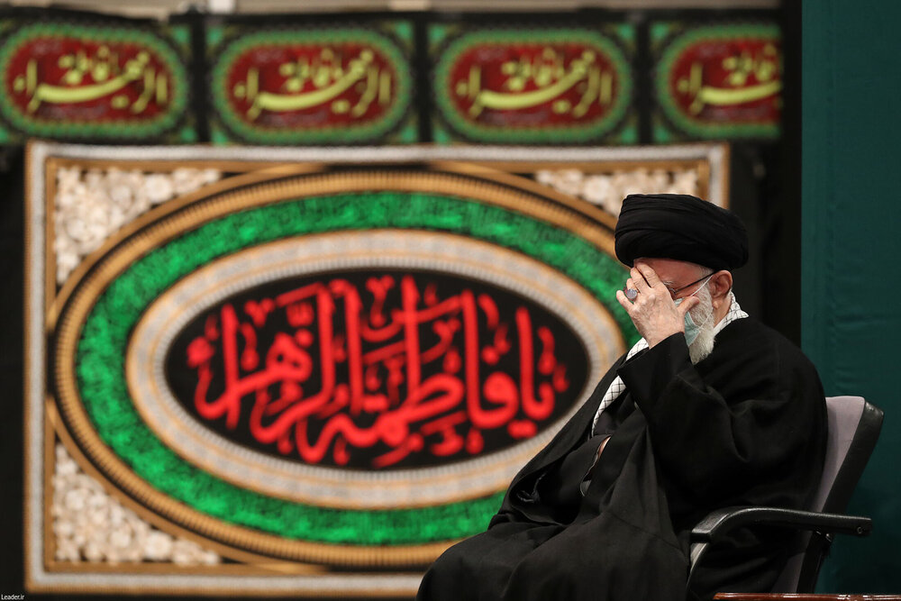 بالصور/ الليلة الأولى من مراسم العزاء لاستشهاد السيدة الزهراء (ع) في حسينية الإمام الخميني (قده) بحضور الإمام الخامنئي