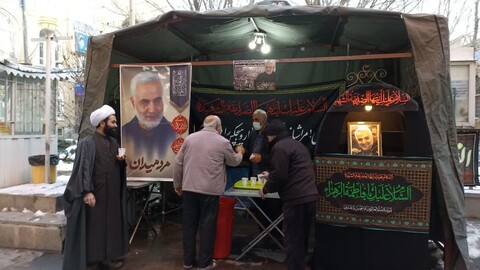 تصاویر/ برپایی ایستگاه صلواتی به مناسبت ایام فاطمیه در مدرسه علمیه طالبیه تبریز
