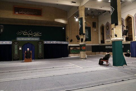 بالصور/ الليلة الأولى من مراسم العزاء لاستشهاد السيدة الزهراء (ع) في حسينية الإمام الخميني (قده) بحضور الإمام الخامنئي