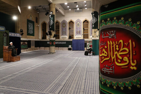 بالصور/ الليلة الأولى من مراسم العزاء لاستشهاد السيدة الزهراء (ع) في حسينية الإمام الخميني (قده) بحضور الإمام الخامنئي