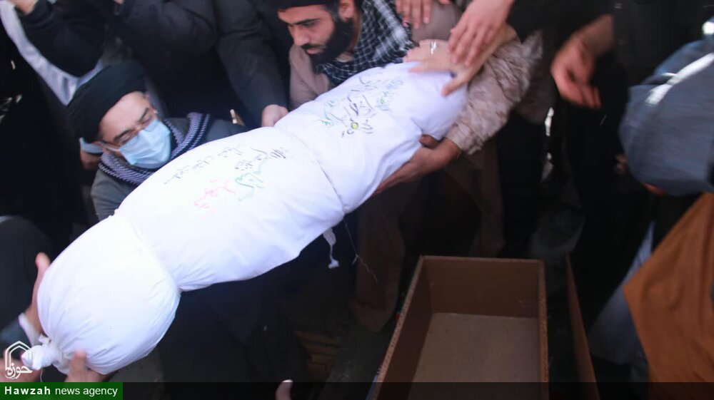 فیلم | آیین تدفین دو شهید گمنام در حوزه علمیه اهواز