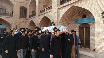 فیلم / استقبال طلاب مدرسه علمیه صالحیه قزوین از پیکر شهید تازه تفحص شده قزوین