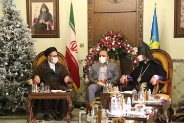 پیام آیت الله اعرافی به پیشوای مذهبی ارامنه اصفهان و جنوب ایران ابلاغ شد | اسقف کاشجیان: مردم دنیا با عشق به مکتب سلیمانی پیوند می خورند