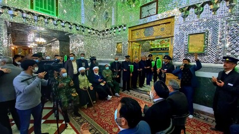 تصاویر/ غباروبی و عطرافشانی ضریح مضجع محمد هلال بن علی (ع) آران و بیدگل