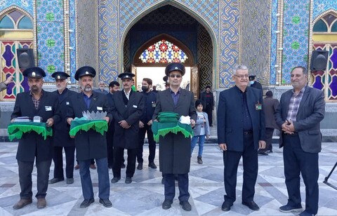 تصاویر/ غباروبی و عطرافشانی ضریح مضجع محمد هلال بن علی (ع) آران و بیدگل