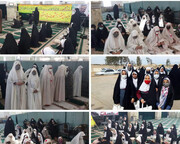 دختران دانش آموز به نیابت از مادران شهدا به نماز جمعه رفتند