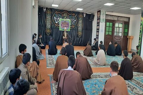 حجت الاسلام ایرانی در جمع اساتید و طلاب مدرسه علمیه حضرت باقرالعلوم(ع) سرپل ذهاب