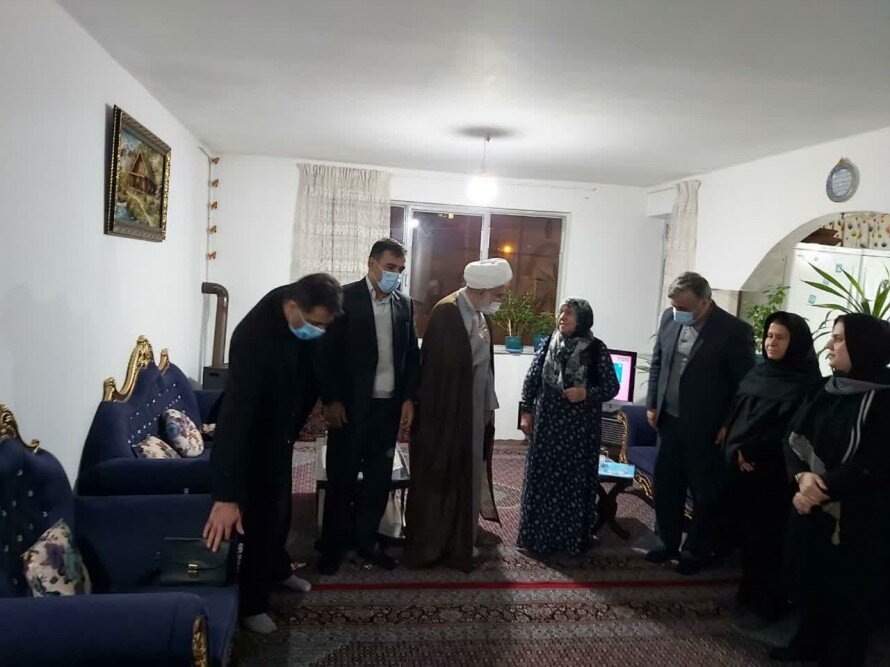 حجت الاسلام و المسلمین پورذهبی با خانواده شهدای کردستان دیدار کرد+عکس