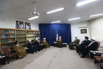 ریل‌گذاری‌های خوبی در جهت رفع تنگناهای معیشتی طلاب و اساتید حوزه انجام شده است