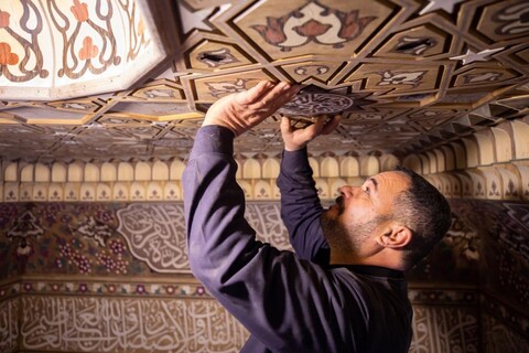حضرت زینب (ع) کی نئی ضریح کی مزخرف اندرونی چھت کو مکمل کر لیا گیا ہے