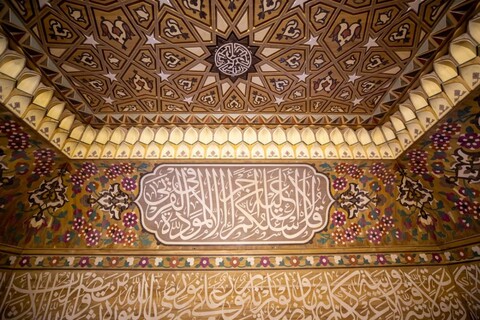 حضرت زینب (ع) کی نئی ضریح کی مزخرف اندرونی چھت کو مکمل کر لیا گیا ہے