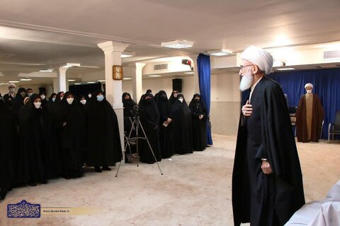 حضرت آیت الله نوری همدانی، در دیدار با آیت الله محسن اراکی و اعضای اتحادیه جهانی زنان مسلمان
