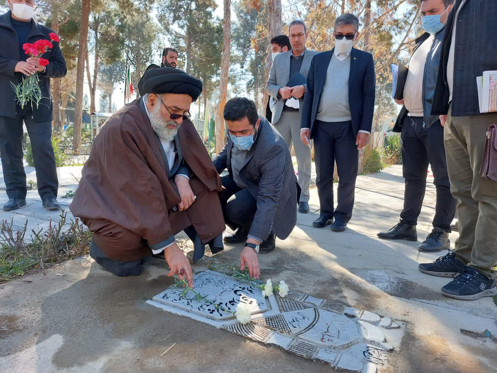 عطرافشانی و غبارروبی مزار بانوان شهیده در بهشت زهرا