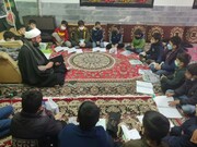 دانش آموزان روستای جیریا پای درس قرآن روحانی روستا