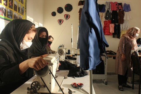 تصاویر/بازدید نماینده ولی فقیه در کردستان از کارگاههای تولیدی بانوان این استان