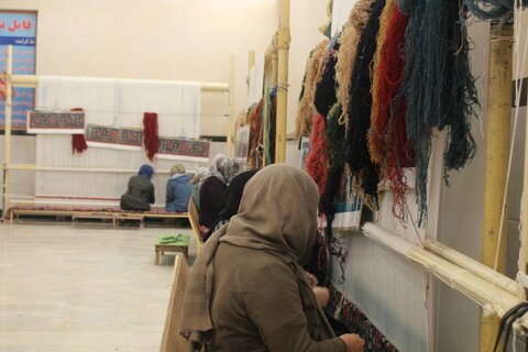 تصاویر/بازدید نماینده ولی فقیه در کردستان از کارگاههای تولیدی بانوان این استان