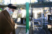 इमाम ख़ुमैनी (र.ह.)और शहीदों के मज़ारों पर सुप्रीम लीडर की उपस्थिति