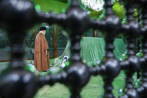 بالصور/ الإمام الخامنئي يزور مرقد الإمام الخمينيّ وروضة الشهداء في جنّة الزّهراء
