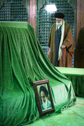 بالصور/ الإمام الخامنئي يزور مرقد الإمام الخمينيّ وروضة الشهداء في جنّة الزّهراء