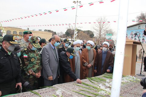 تصاویر / مراسم گرامیداشت دهه مبارکه فجر با حضور امام جمعه قزوین برگزارشد