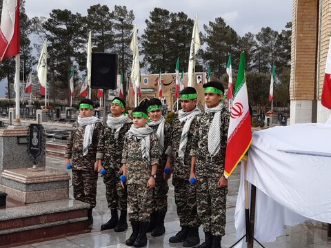 تصاویر/ گلباران تمثال امام خمینی و رژه موتورسوران در کاشان