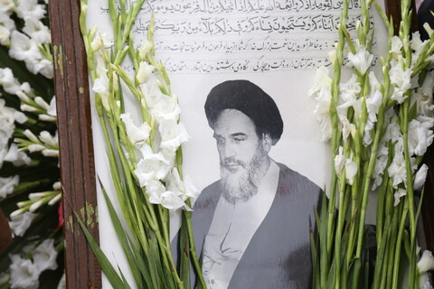 تصاویر / گلباران بیت تاریخی حضرت امام خمینی (ره) در روز 12 بهمن