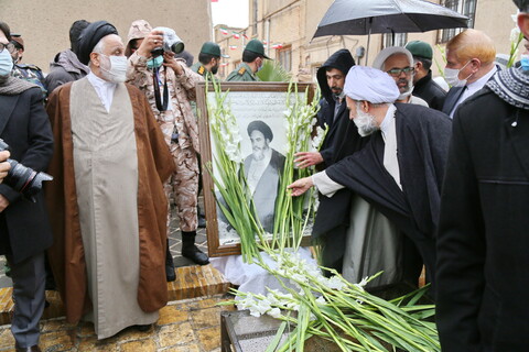 تصاویر / گلباران بیت تاریخی حضرت امام خمینی (ره) در روز 12 بهمن