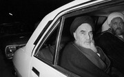 پندرہ سال بعد ہوائي اڈے پر امام خمینی سے رہبر انقلاب اسلامی کی ملاقات کا یادگار لمحہ