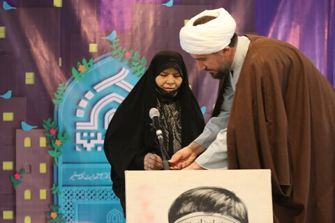 تصاویر/ آیین تقدیر از مادر شهید مدافع حرم رضا اسماعیلی در حاشیه سومین نشست شریکه‌الإمام