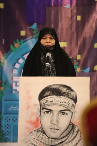 تصاویر/ آیین تقدیر از مادر شهید مدافع حرم رضا اسماعیلی در حاشیه سومین نشست شریکه‌الإمام