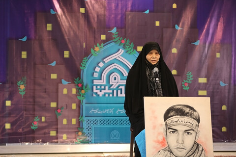 تصاویر/ آیین تقدیر از مادر شهید مدافع حرم رضا اسماعیلی در حاشیه سومین نشست شریکه‌الإمام