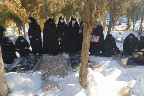 تصاویر/ غبارروبی مزار شهدای ارومیه توسط طلاب مدرسه علمیه ریحانة الرسول ارومیه