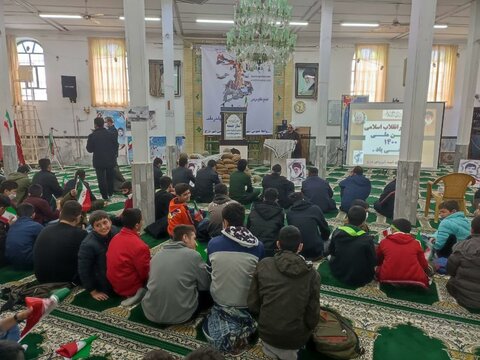 تصاویر/ مراسم جشن پیروزی انقلاب با حضور دانش آموزان «دزج» در مسجد جامع این شهر