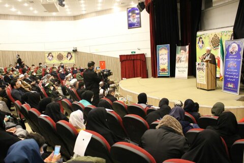 تصاویر/ همایش جشن انقلاب اسلامی با موضوع«قرآن، عترت و غیرت دینی» در دیونداره