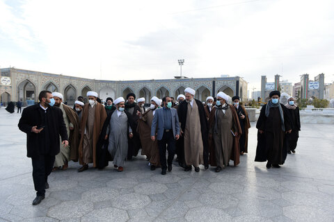 بالصور/ علماء دين من العراق يتشرفون بزيارة الإمام علي بن موسى الرضا (ع) ويتفقدون مجموعة متاحف العتبة الرضوية المقدسة
