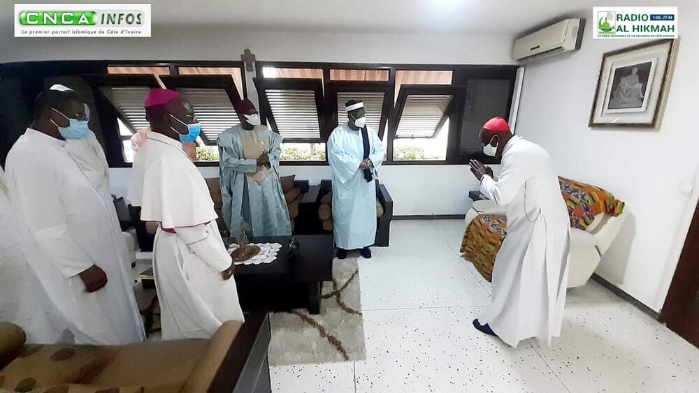 دیدار جمعی از مسلمان ساحل‌عاج با اسقف اعظم این کشور + تصاویر 