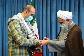 فیلم | مراسم اهدای جوایز رهبر معظم انقلاب اسلامی به مرتضی رمضانی، قهرمان پاراالمپیکی استان قزوین