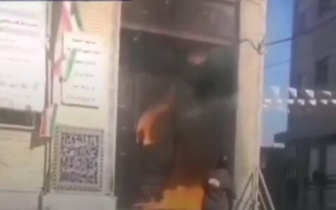 آتش زدن دَرِ مسجد امام سجاد(ع) اصفهان